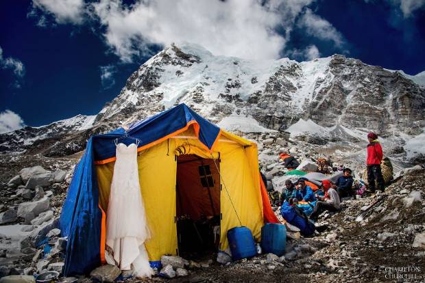 $!La pareja que se casó en el Everest y tiene el álbum de boda más brutal del mundo