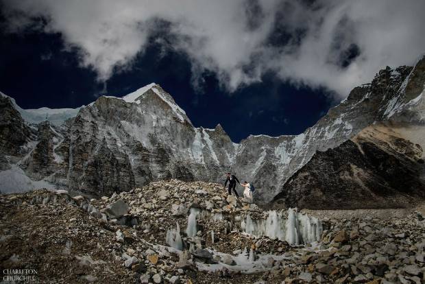 $!La pareja que se casó en el Everest y tiene el álbum de boda más brutal del mundo