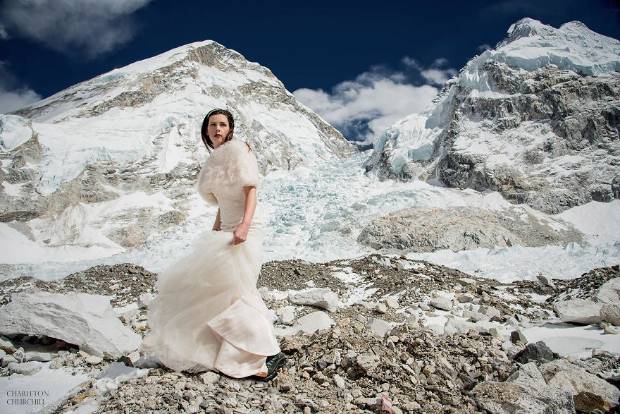 $!La pareja que se casó en el Everest y tiene el álbum de boda más brutal del mundo