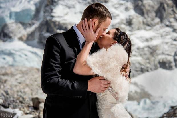 $!La pareja que se casó en el Everest y tiene el álbum de boda más brutal del mundo