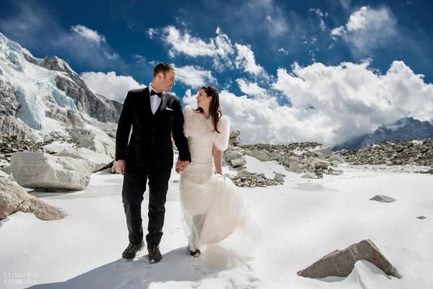 $!La pareja que se casó en el Everest y tiene el álbum de boda más brutal del mundo