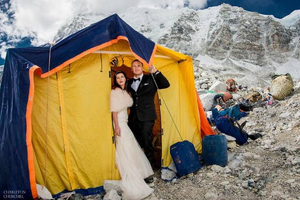 $!La pareja que se casó en el Everest y tiene el álbum de boda más brutal del mundo