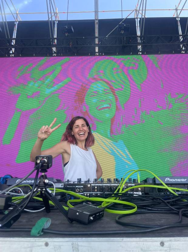 $!En el camera roll de ELYELLA, rey y reina del sonido vitalista que te eleva el ánimo