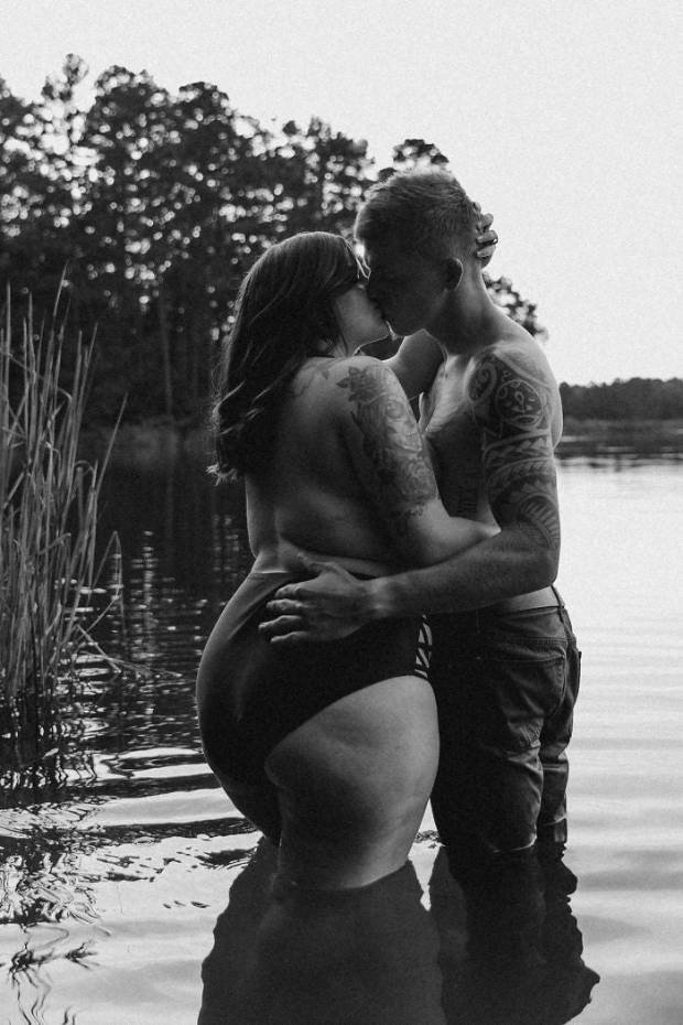 $!Esta pareja está enamorando a internet con el empoderador mensaje de sus fotografías
