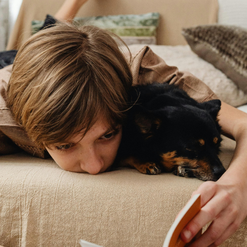 Ni triptófano ni mindfulness: tu gran aliado psicológico es tu animal de compañía