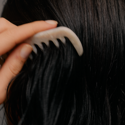 Caída estacional del cabello después de los 45: por qué se nota más y cómo frenarla con Olistic