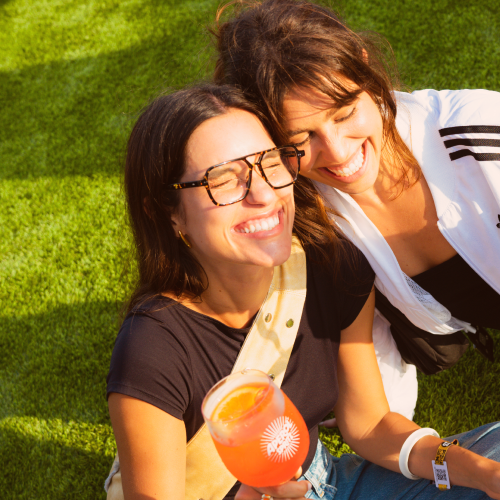 Anillos, conciertos, amigos y spritz: todo lo que va a pasar en la Aperol Island of Joy