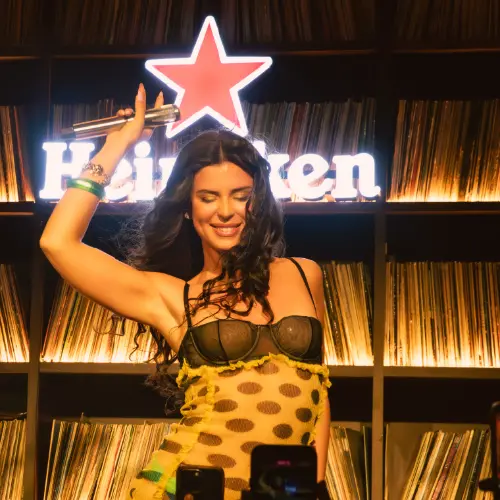 Nathy Peluso subida a la barra: así fue la preparty con la que Heineken arrancó su verano festivalero