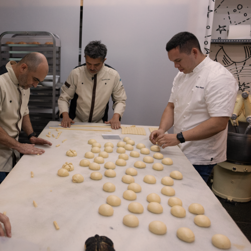 Jaiba MX y Brunells reinterpretan el pan de muerto en una creación especial firmada por Roberto Ruiz