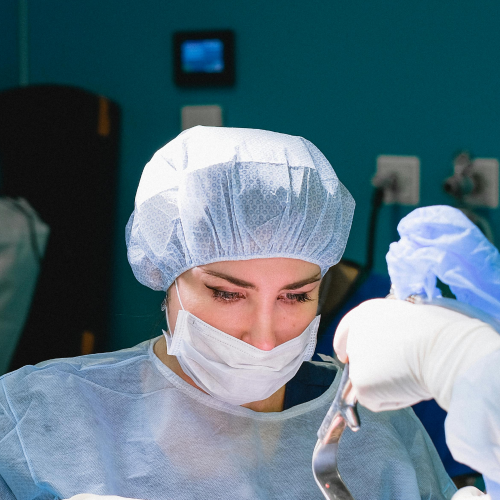 Ni la privada es más eficiente ni hay un éxodo de médicos: los mitos sobre la sanidad pública española