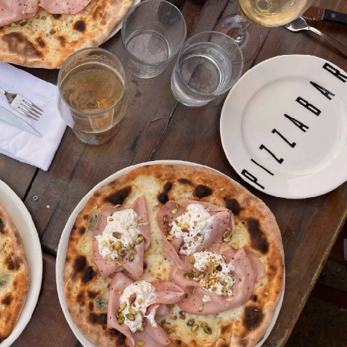 Pizzabar abre nuevo local en el Eixample con pizzas de masa fina, tapas gastronómicas, vinos y cócteles
