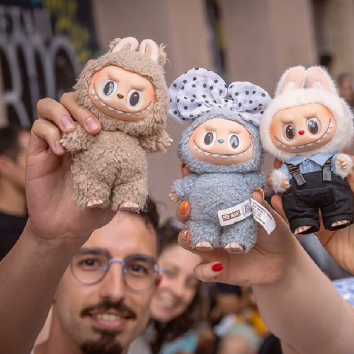 Colas de cuatro horas para entrar a la primera tienda Labubu de España