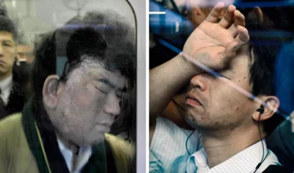 $!Las imágenes del surrealista trabajo de los ‘empujadores’ del metro de Tokio