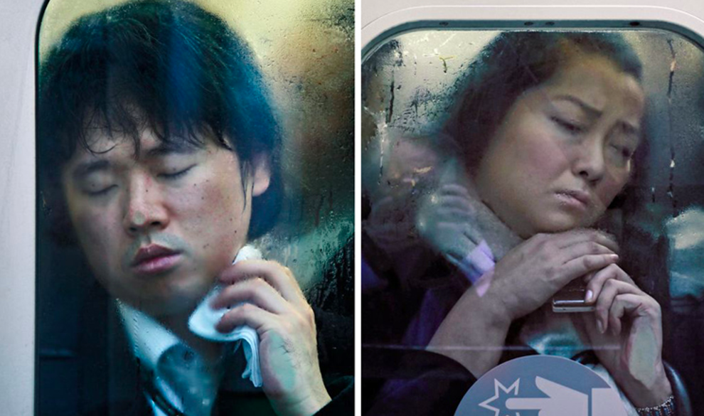 $!Las imágenes del surrealista trabajo de los ‘empujadores’ del metro de Tokio