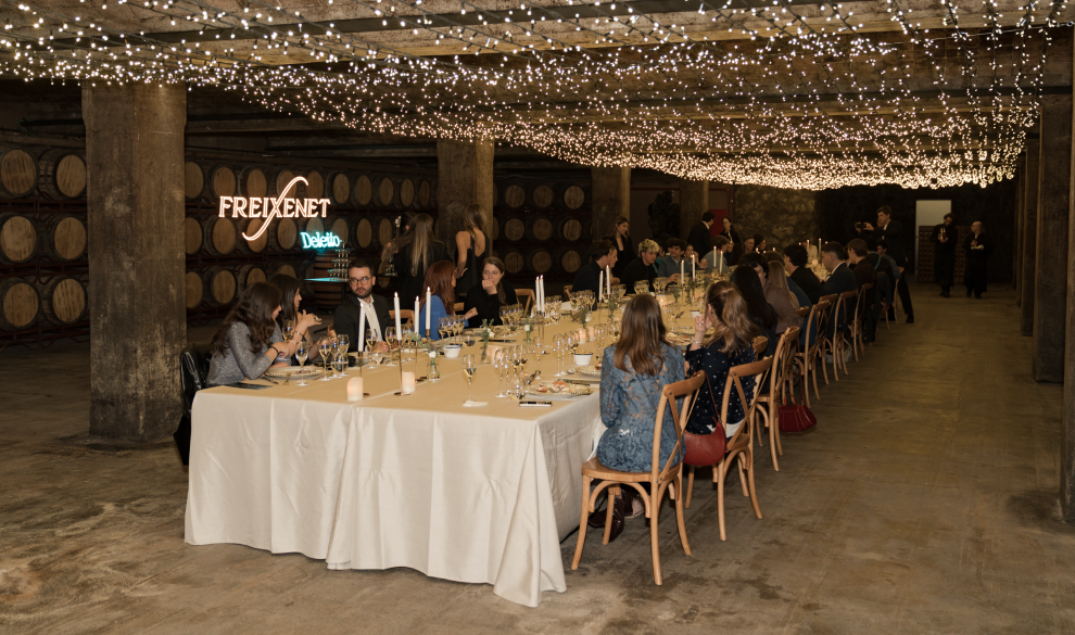 Deleito y Freixenet transforman las Cavas Freixenet en un escenario sensorial que fusiona gastronomía, cava y ópera