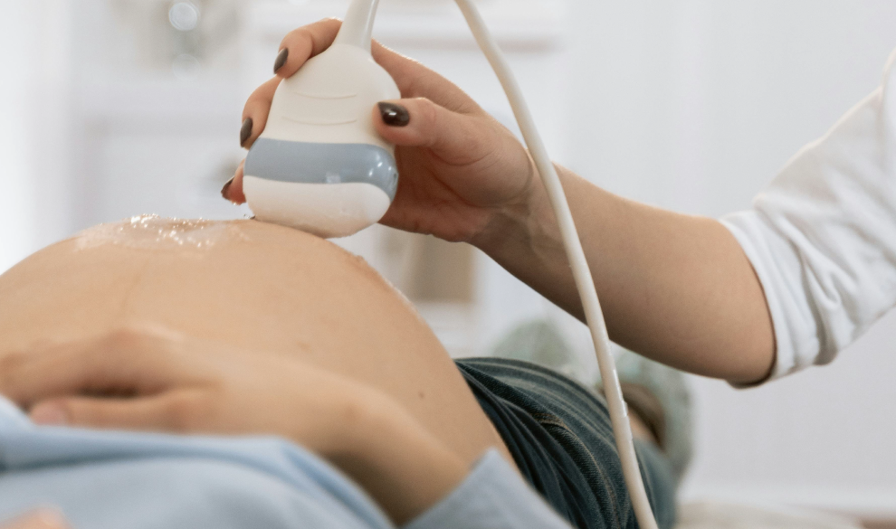 Parir en un hospital privado aumenta un 52% la probabilidad de cesárea