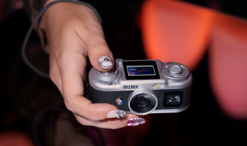 Una cámara que va contigo: Fujifilm presenta laCámara digital instax Pal 2