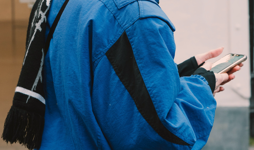 Una de cada tres adolescentes con pareja ha sufrido cibercontrol machista