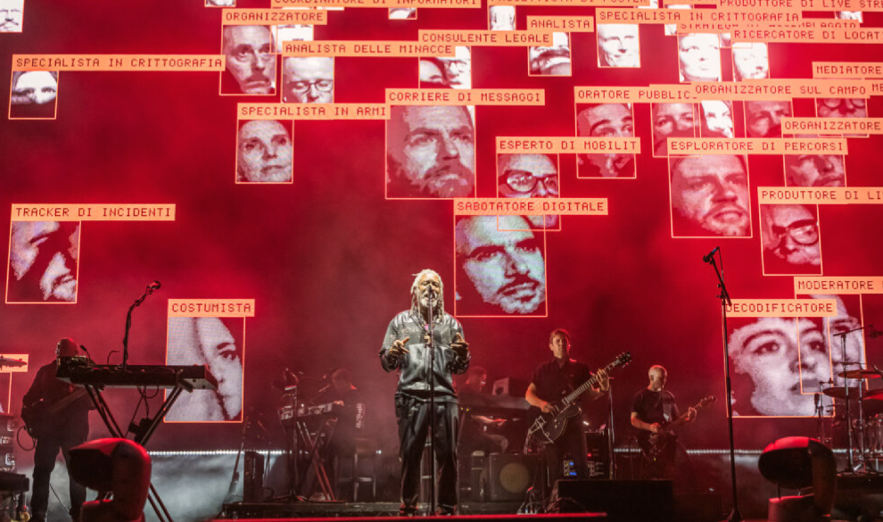 La performance invasiva de Massive Attack para denunciar la hipervigilancia estatal