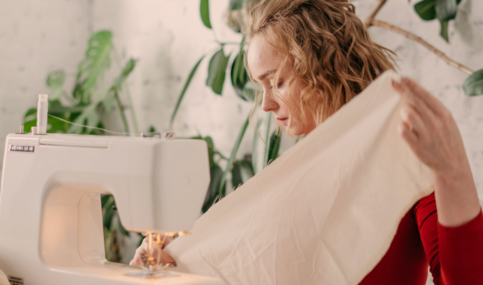 La gen Z encuentra la paz en un hobbie del pasado: coser
