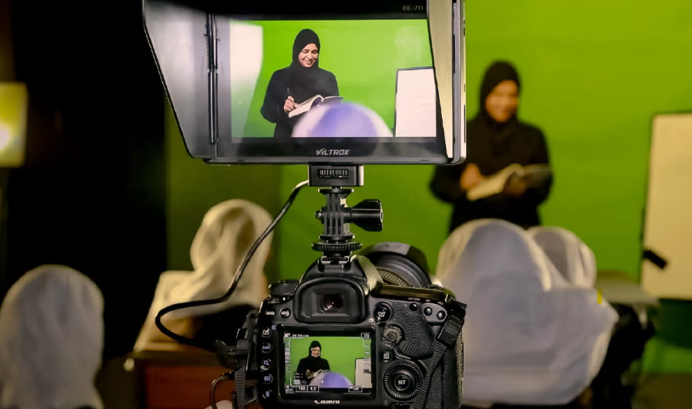 Begum TV, la tele para mujeres afganas privadas de educación que se retransmite desde París
