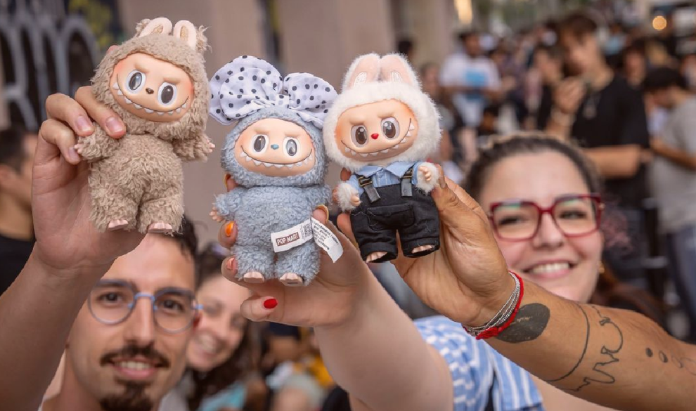 Colas de cuatro horas para entrar a la primera tienda Labubu de España