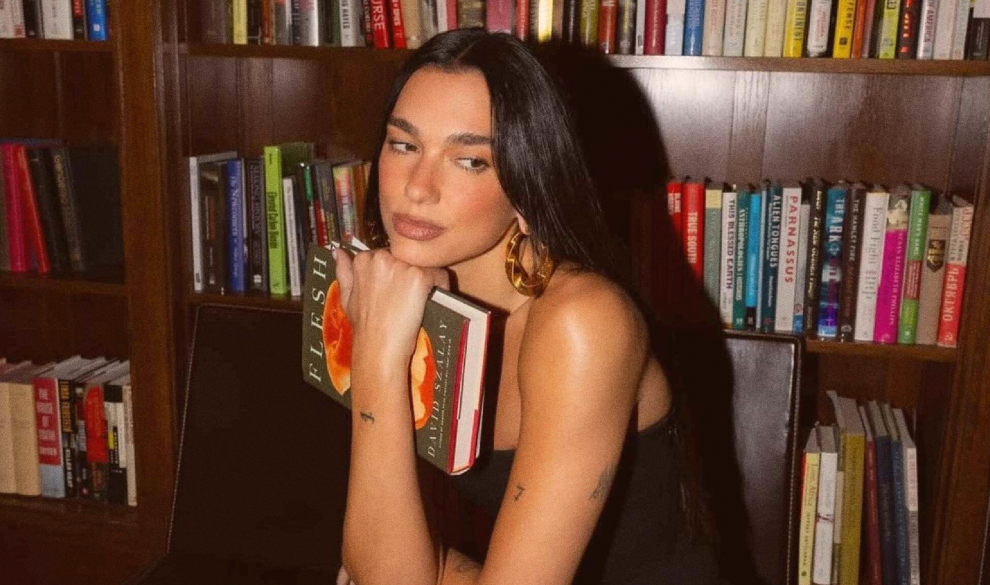 Dua Lipa inaugura en Oporto una librería de títulos censurados por los poderes dominantes