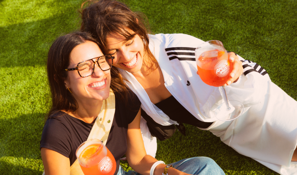Anillos, conciertos, amigos y spritz: todo lo que va a pasar en la Aperol Island of Joy