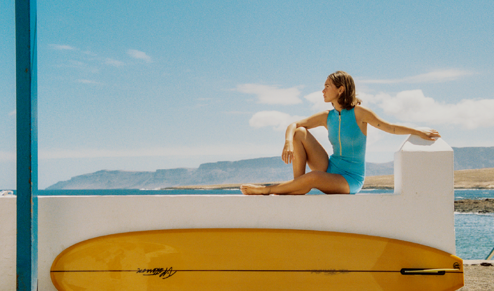Carlota Weber X Cantê, una colección que nace entre olas, atardeceres dorados y el espíritu libre de las surf girls eternas