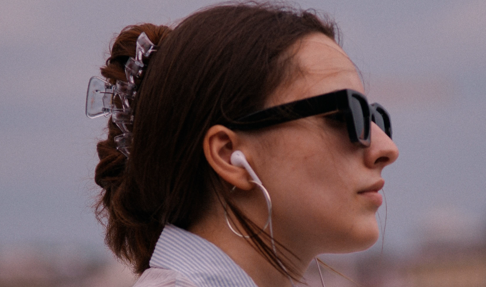 La gen Z dedica ya tres horas semanales a escuchar música generada por IA