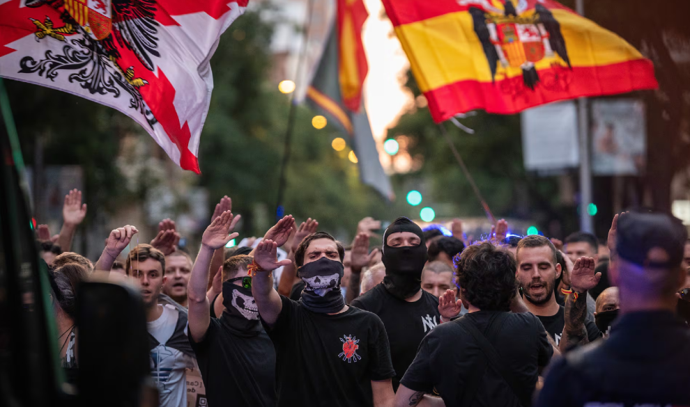 El Gobierno propone una reforma constitucional para prohibir las manifestaciones fascistas