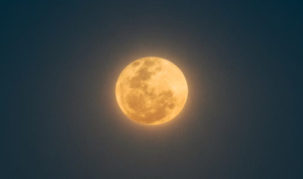 Tanta pantalla podría ser culpable de que tu ciclo menstrual se haya desincronizado de la Luna