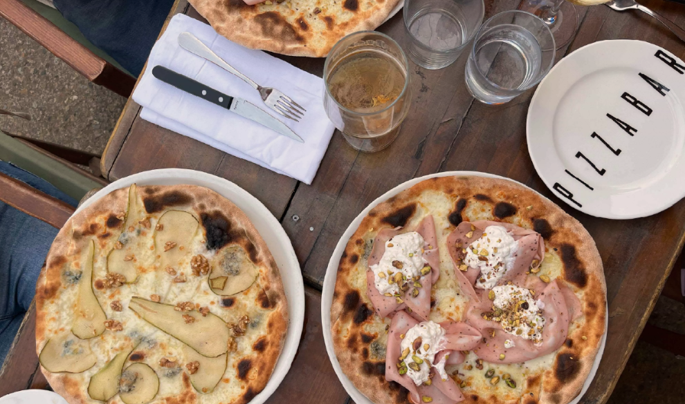 Pizzabar abre nuevo local en el Eixample con pizzas de masa fina, tapas gastronómicas, vinos y cócteles