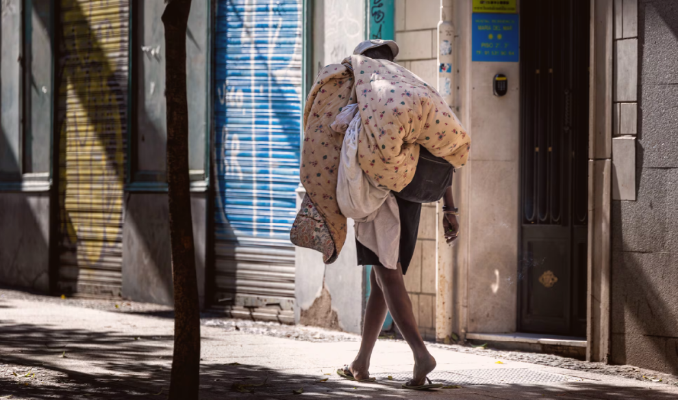 De la arquitectura hostil a los servicios hostiles: Madrid da un nuevo paso contra las personas sin hogar al tirar sus pertenencias sin avisar