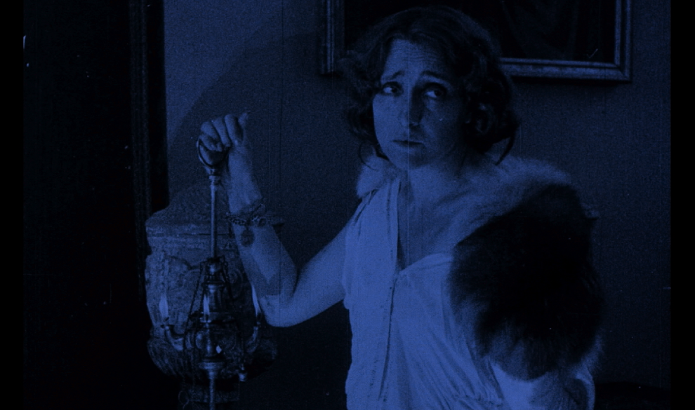 Hablamos con la directora de Locas del ático, el corto que revisa la representación de la locura femenina en el arte