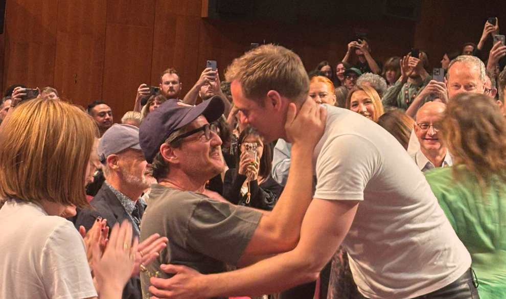 La masculinidad que queremos: Alexander Skarsgard besa a Pedro Pascal en defensa de lo queer