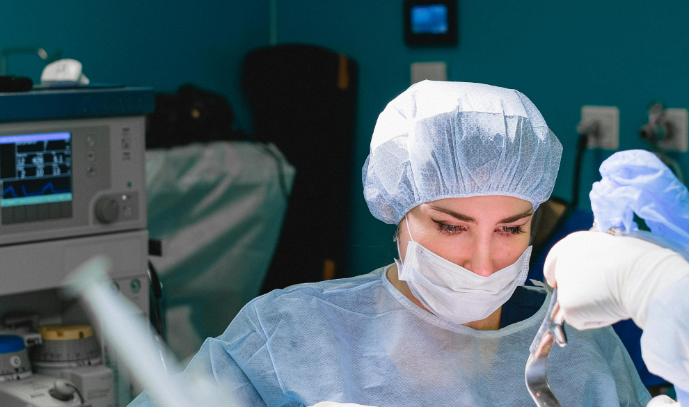Ni la privada es más eficiente ni hay un éxodo de médicos: los mitos sobre la sanidad pública española