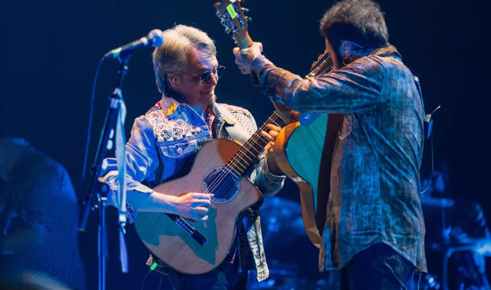Los Delinqüentes conquistan el Palau Sant Jordi en el debut de su nueva gira conmemorativa