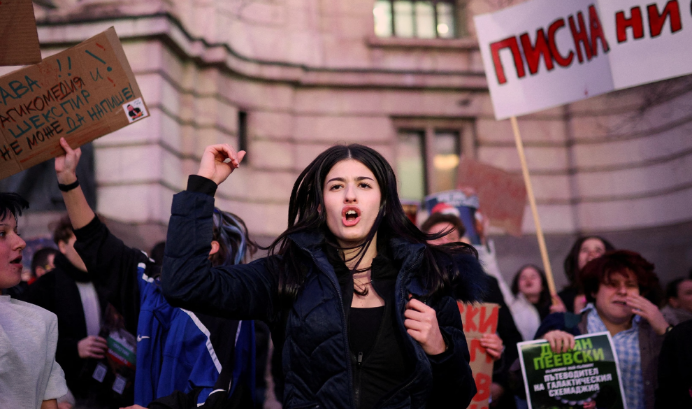 La lucha de la Gen Z continúa: derribó otro gobierno corrupto en Bulgaria y ahora estalla en Irán