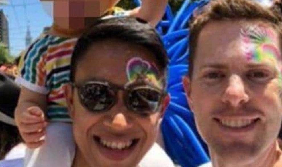 Una aerolínea separa a un matrimonio homosexual que viajaba con su hija