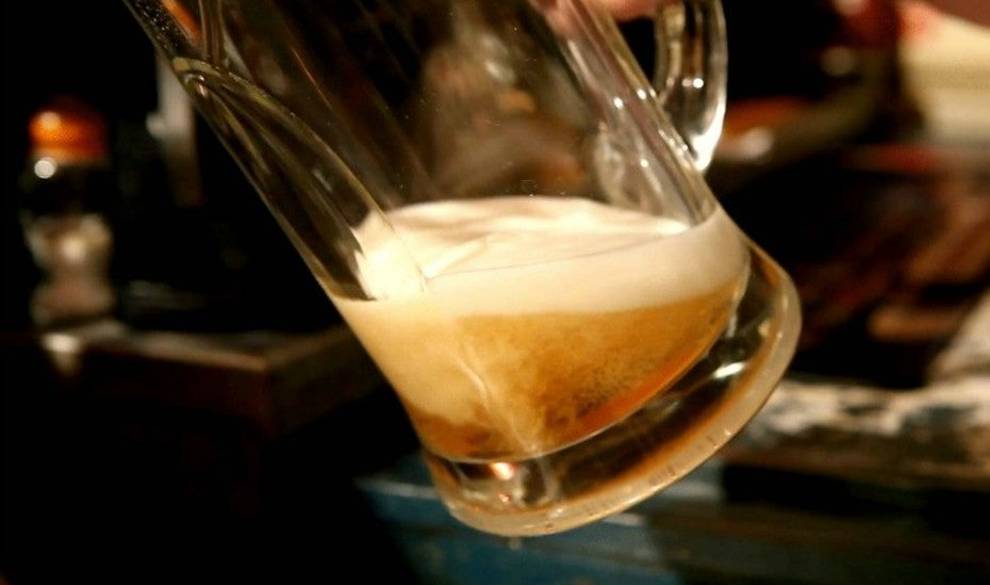 Si eres de los que pide la cerveza sin espuma, estás muy equivocado