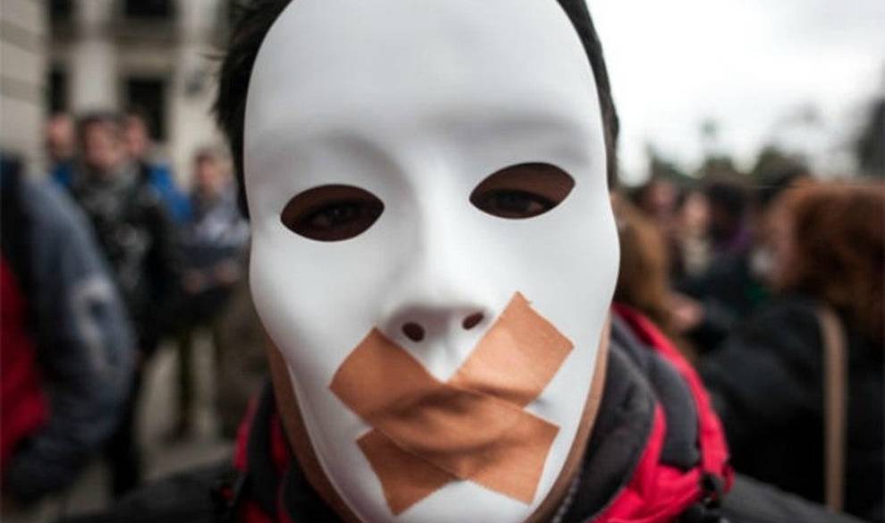 Este Fotógrafo Se Burla De La Ley Mordaza Y Censura Imágenes Hechas Por La Policía