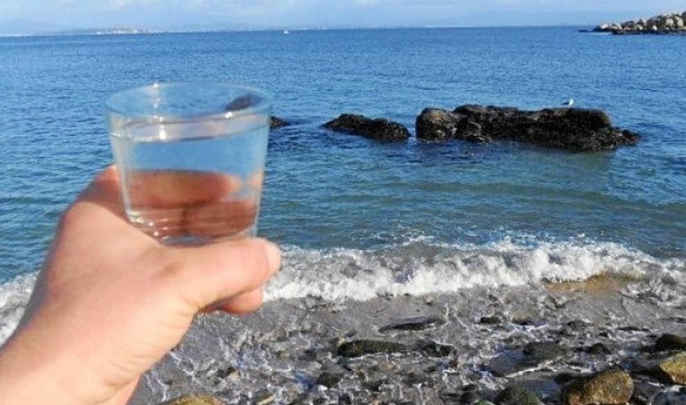 Toda la verdad detrás de la absurda moda de beber agua de mar