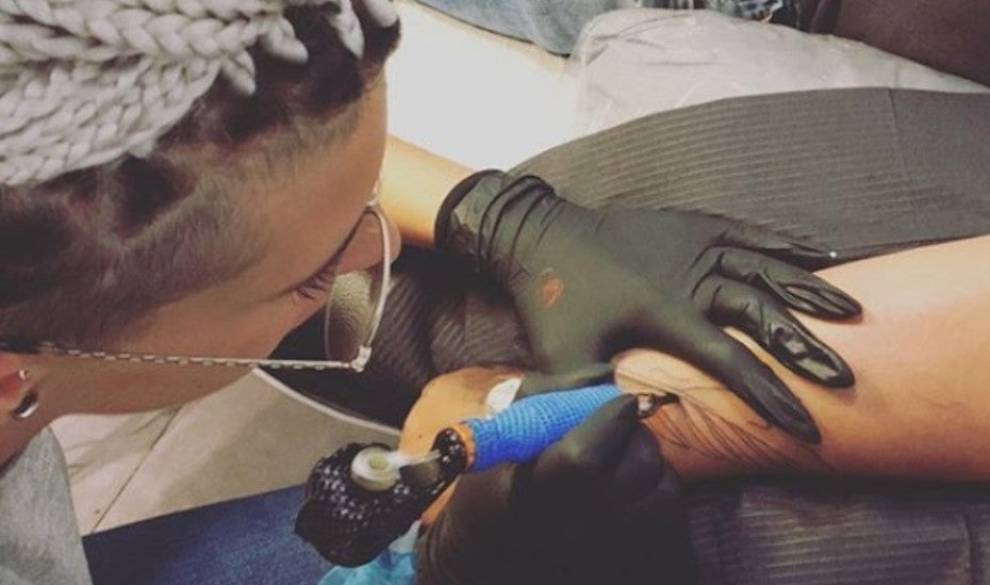 El estudio de tatuajes que tapa para siempre las cicatrices de la violencia de género