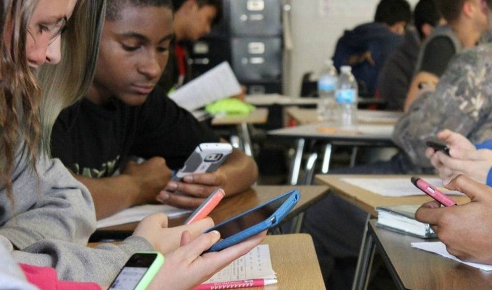 Francia prohibirá a los alumnos usar el móvil en el colegio por salud