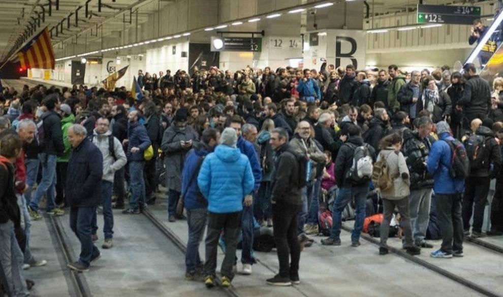 La huelga general en Cataluña corta carreteras exigiendo la liberación del gobierno de Puigdemont