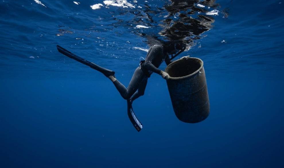 Este hombre pasará tres meses nadando en basura para enseñarte cuánto plástico hay realmente en el mar