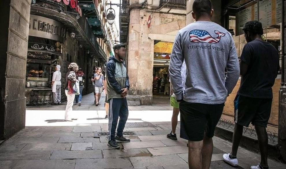 Acosados por el narcotráfico y asfixiados por el turismo: el insoportable día a día de los vecinos del Gòtic