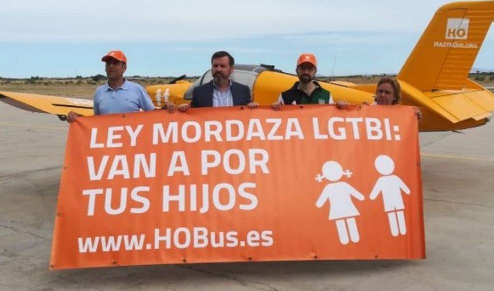 Hazte Oír convierte su autobús transfóbico en avioneta