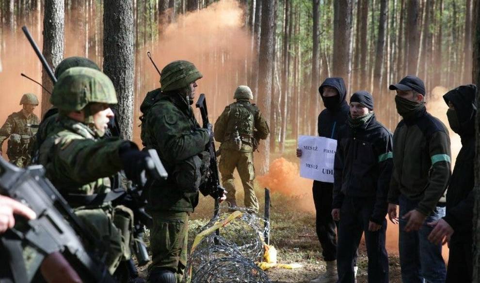 El Gobierno De Lituania Está Repartiendo Manuales De Resistencia Por Si Estalla La Guerra Con Rusia